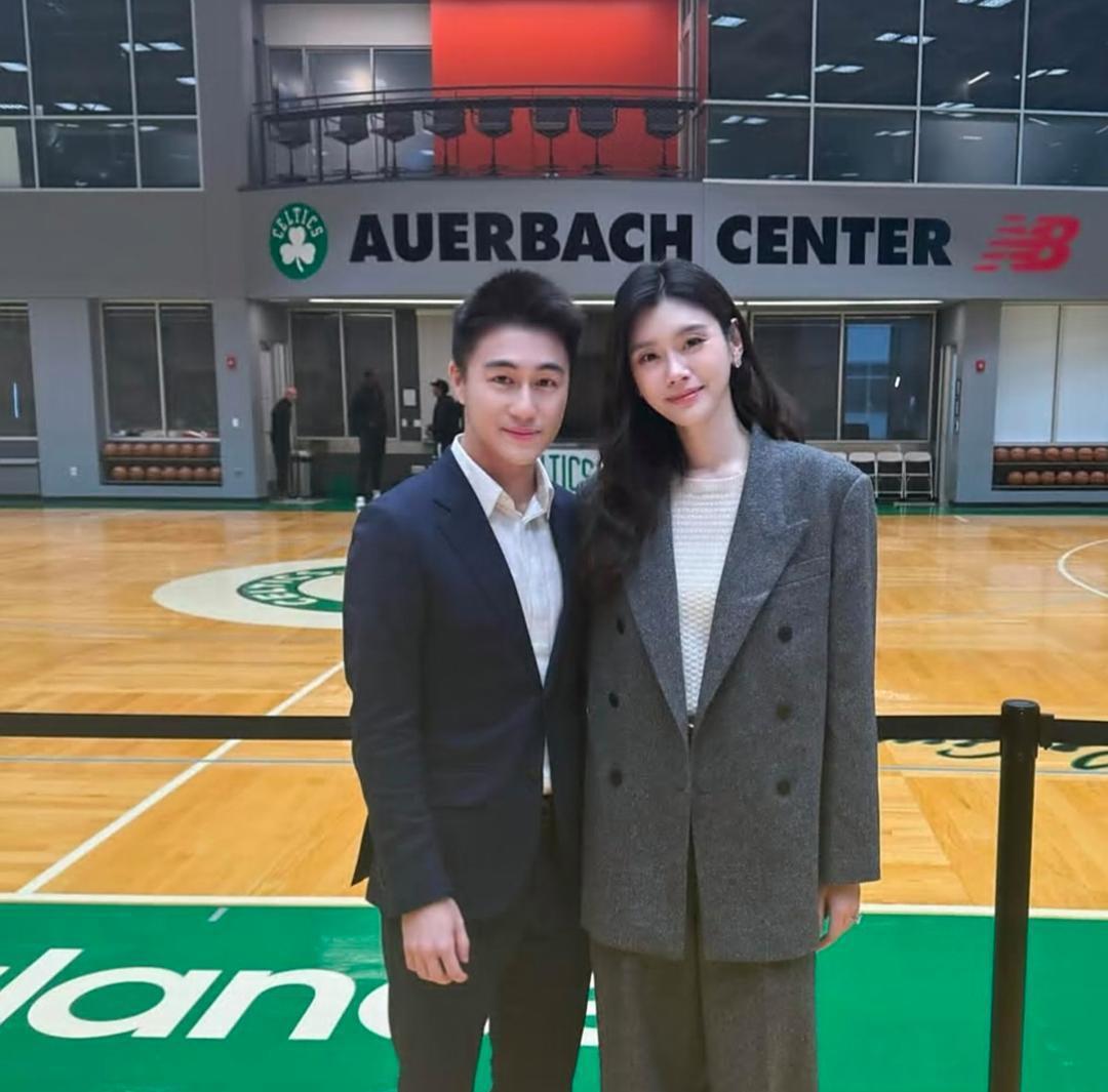 梦瑶和老公何猷君在波士顿被偶遇，她穿着一身正装，长发披肩，身材高挑，又美又飒，气