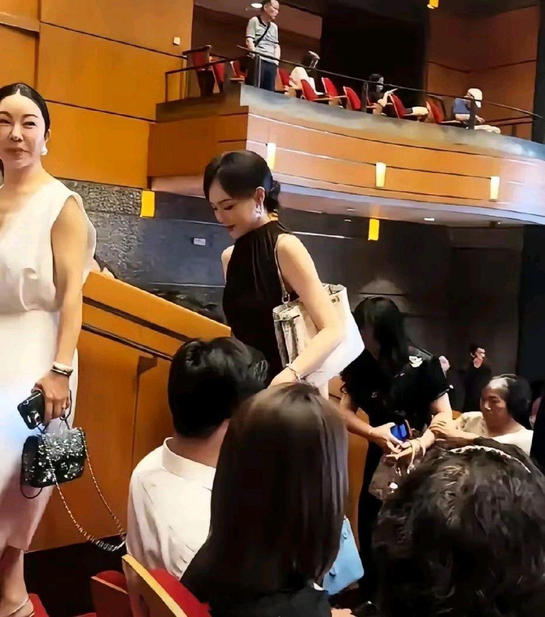 还是上海人见过世面啊！看看唐嫣罗晋出现在女儿的幼儿园，根本没有家长看，连个扭头的