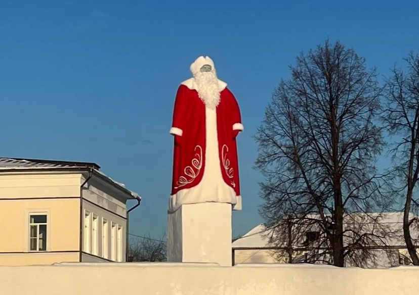 俄罗斯斯维尔德洛夫斯克州，地方政府下令以新年风格装饰列宁雕像和<em>叶卡捷琳娜二世</em>纪念