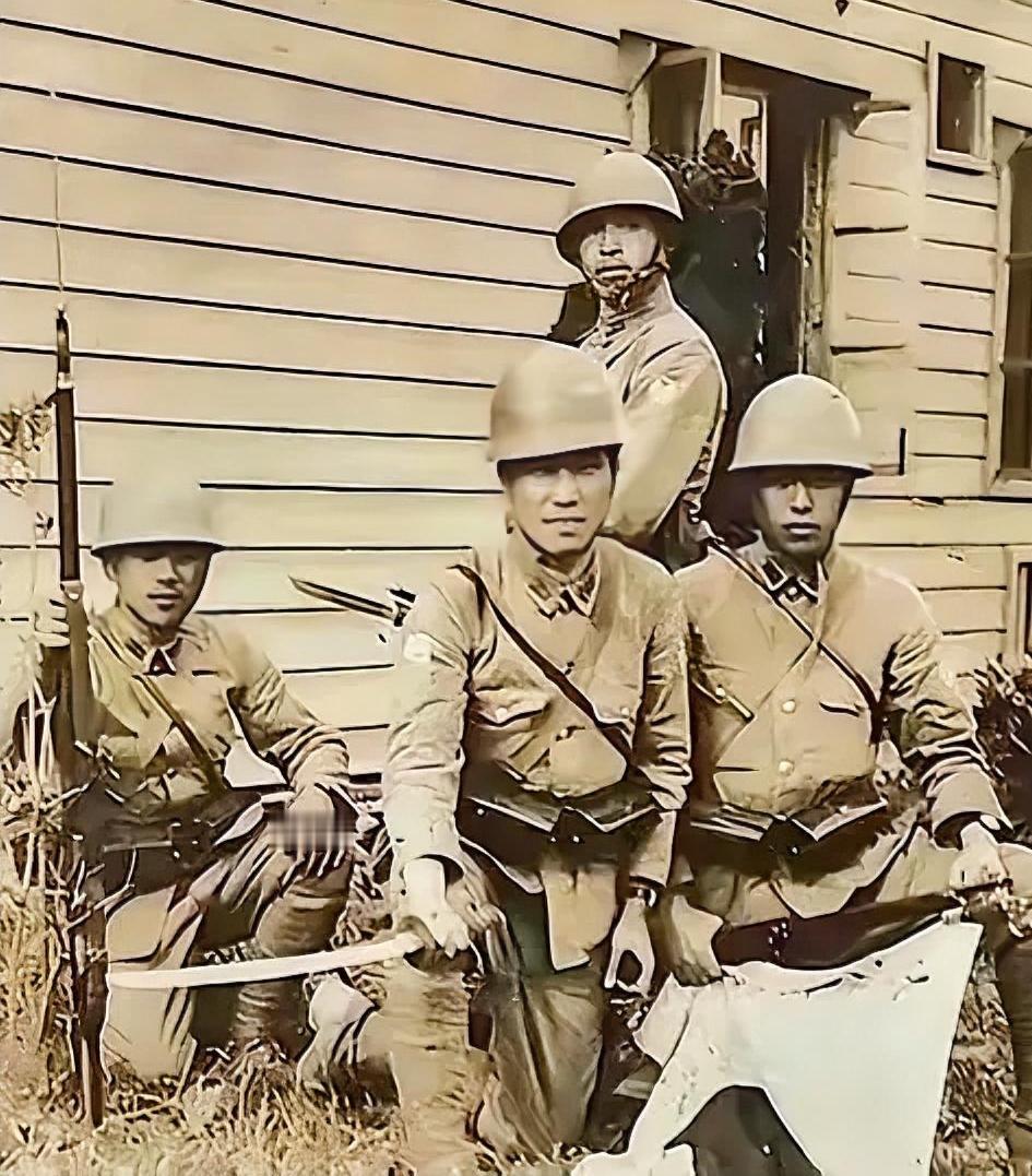 1943年，一铜匠被鬼子抓去搬运弹药，鸡贼的铜匠每次趁鬼子不注意，扛着弹药箱就