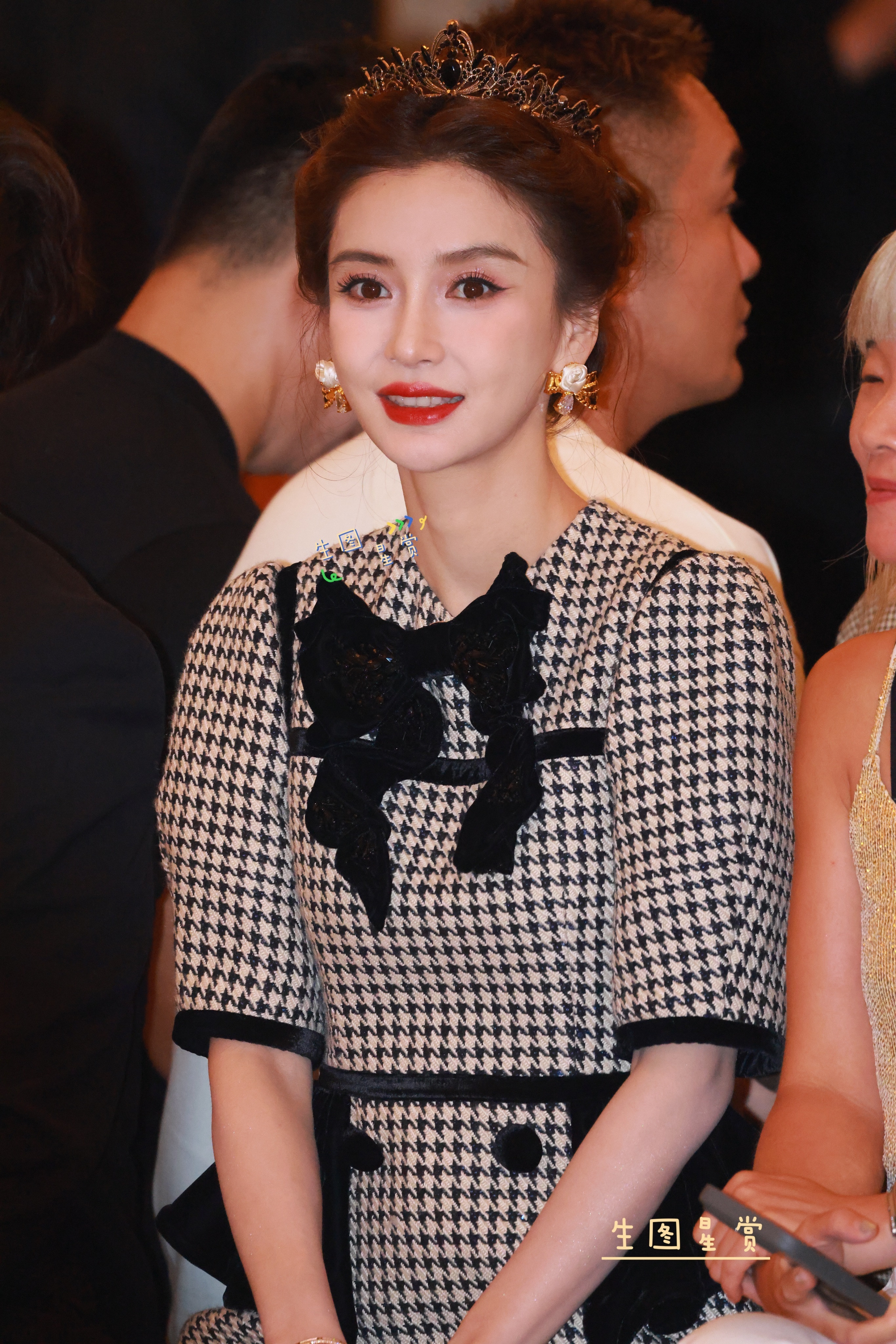 Angelababy上海时装周看秀公主baby稳稳地散发美丽和魅力👸🏻💓a