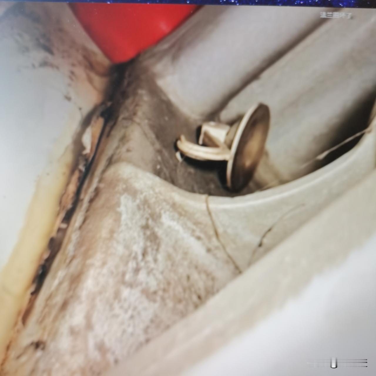 马桶底座漏水,成师傅发视频收费1000元上了热门。今天看到一位水电维修成师傅上