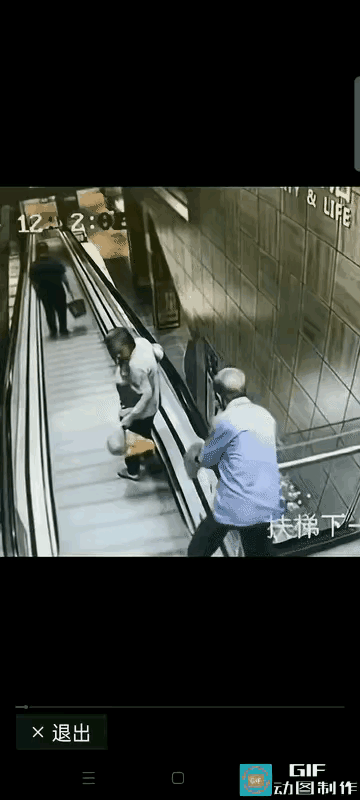 这位老人，这一大把年纪了，还这么贪玩，这位老人跟他老伴，去超市买东西下电梯的时候