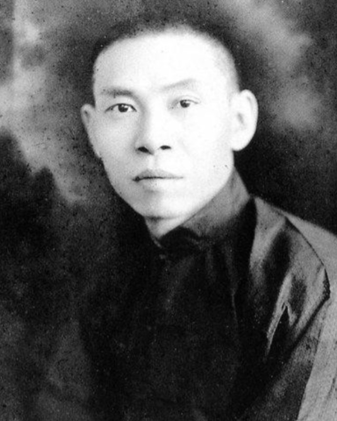 民国时期，一名打扮其貌不扬的女乞丐突然出现在上海公馆门口，声称要见杜月笙，管家出