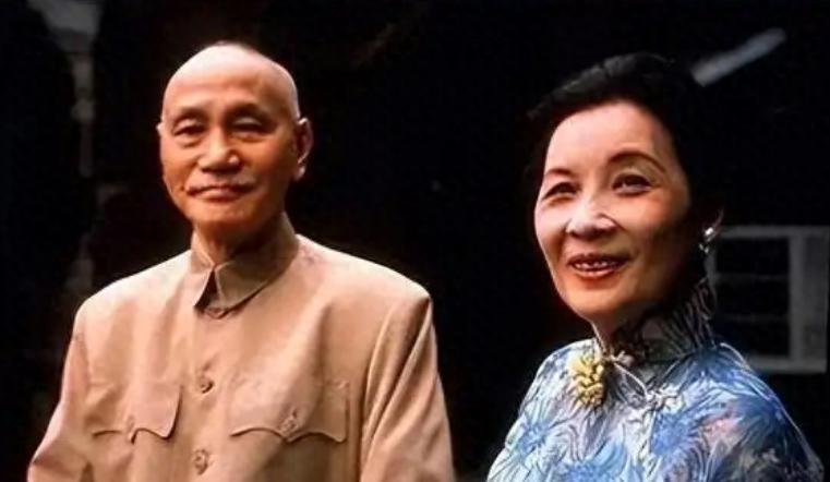 1973年蒋介石参加孙子婚礼，因身体虚弱无法站起，双手被胶带固定在椅子上的真实情