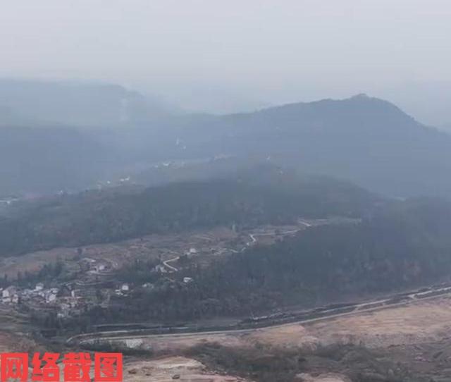 重庆有男子崖洞里看到一幕诧异的场景。这也是男子无意中发现的秘密，在一处地方看