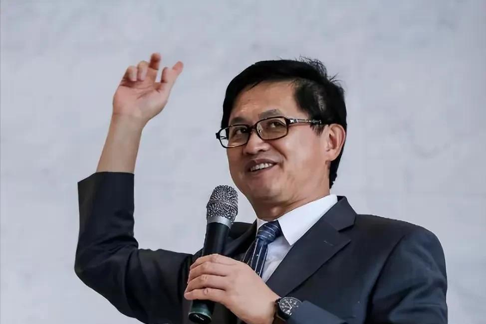 和硕科技董事长童子贤宣布支持罢免傅崐萁，与蓝营“叛将”张峻合体扫街，引发两岸热议
