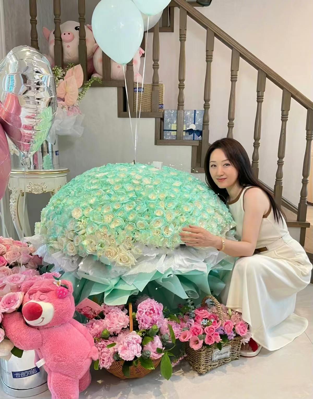 杨钰莹家真豪华啊！54岁的杨钰莹晒自己的美照，不小心曝光了自家的豪宅。尽管是