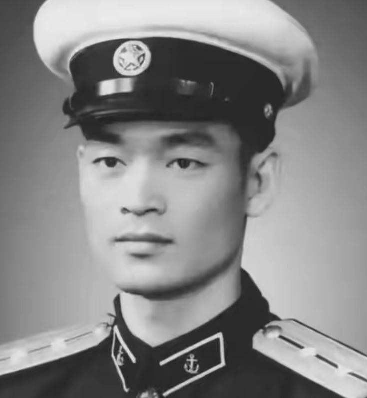 1948年，一个穿着露趾草鞋的穷小子，硬是靠一句“找许世友”，闯过了荷枪实弹的岗