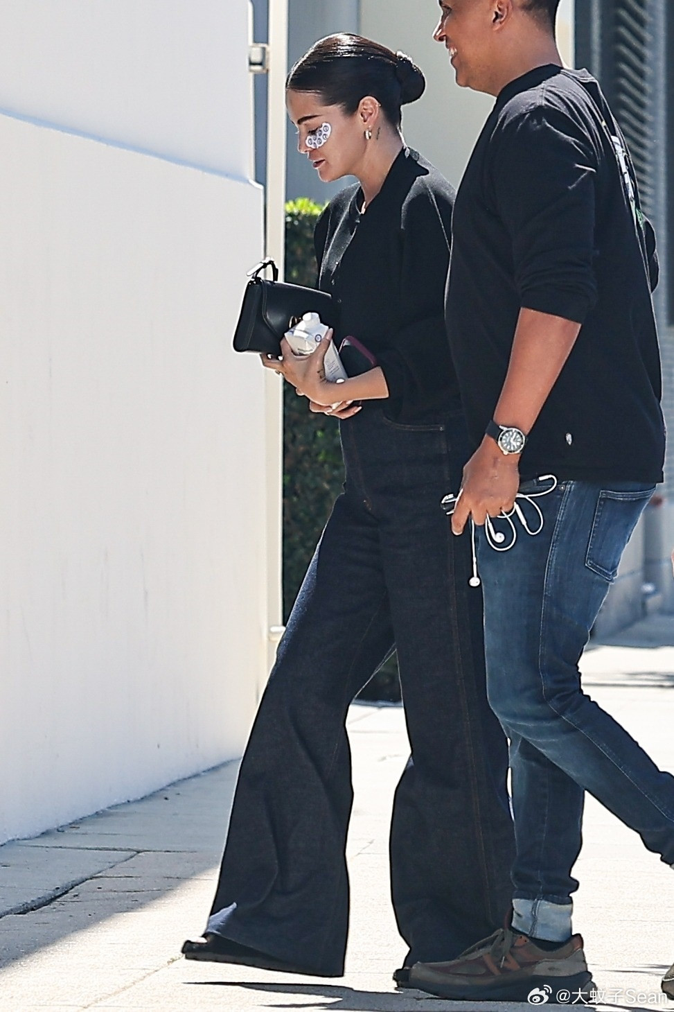 Selenagomez赛琳娜戈麦斯在好莱坞外出，贴着眼膜前往一工作室进行写真拍