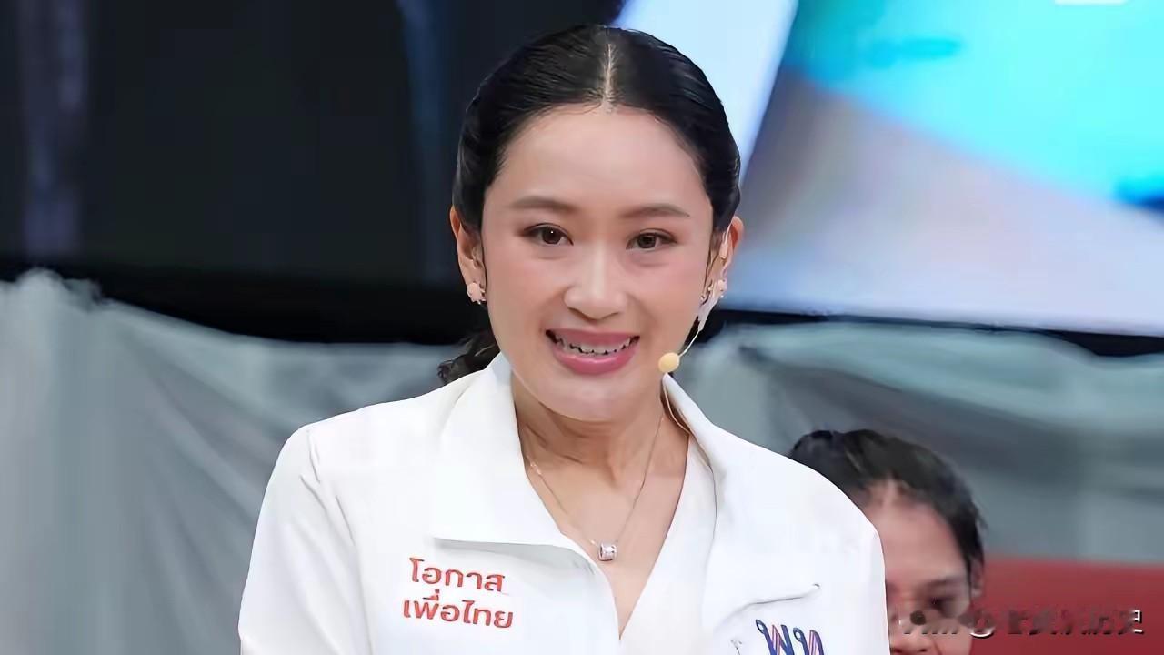 佩通坦迎来了好消息，机会来了，泰王批准解散国会，按照泰国法律的规定，一旦解散国会