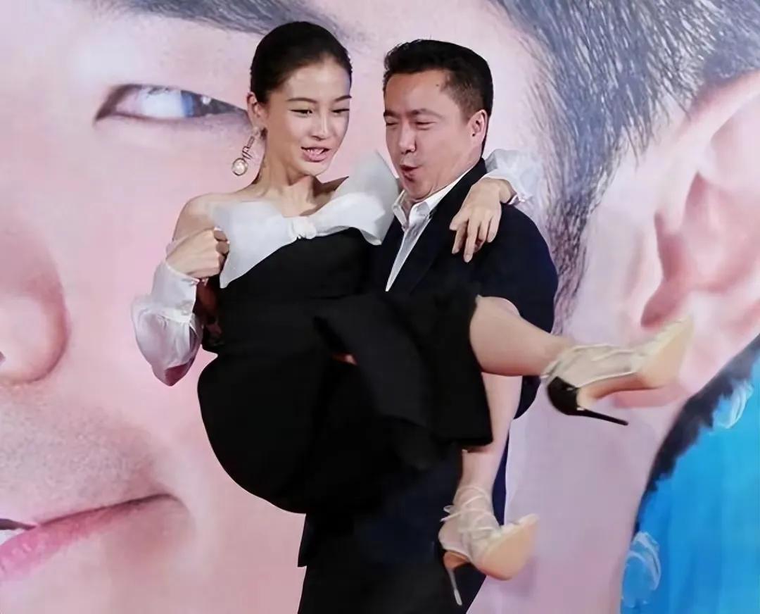 王中磊是真的喜欢揩女明星油吗？昨天汪小菲老婆马筱梅被他搂腰。其实正常社交场合
