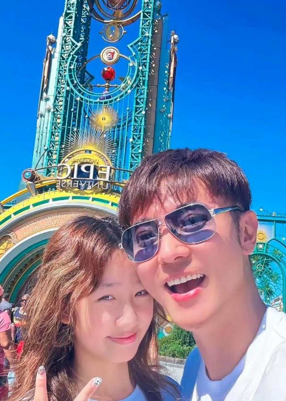 张丹峰、洪欣的女儿，11岁的张晞彤长得好漂亮呀，越来越像妈妈。