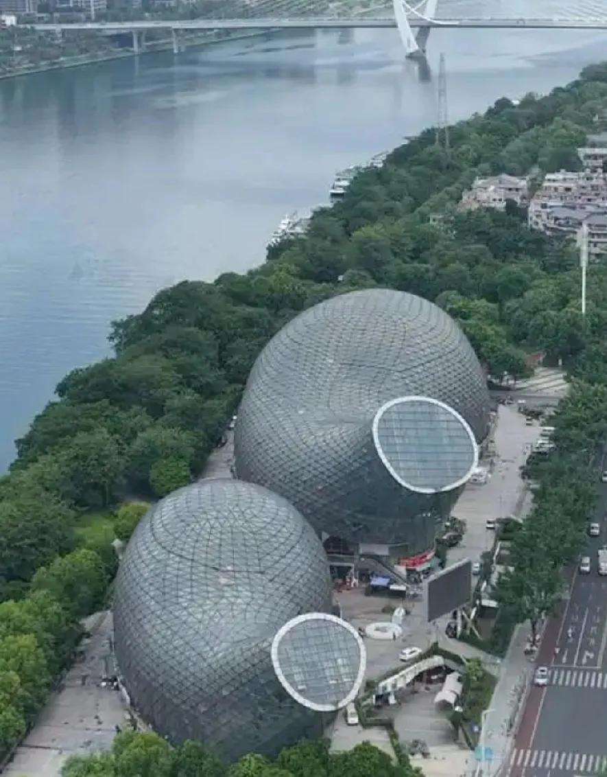 网上看到柳州花3亿建的的一建筑因为丑出圈了！我觉得它太冤啦！一点不丑啊！咱