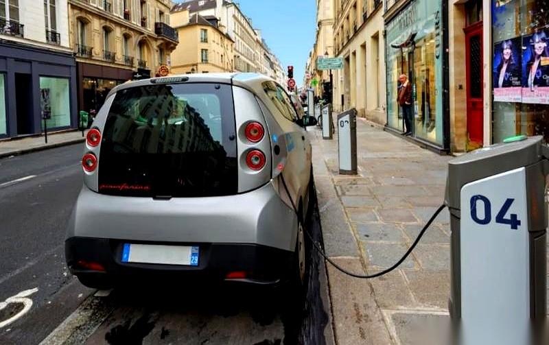 一个靠卖石油富到流油的国家，亲手把自己国内的燃油车给“干掉”了。没错，说的就是