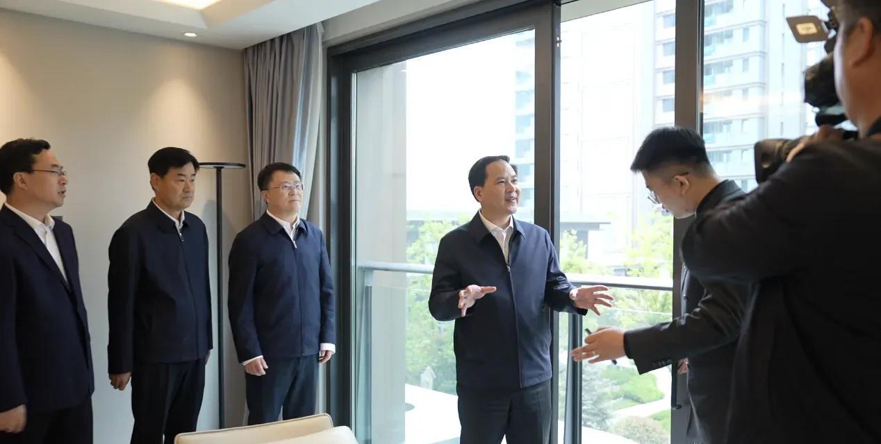 近日，主管房地产业务的副省长温暖，率省办公厅、住建厅、自然资源厅、青岛相关部门、