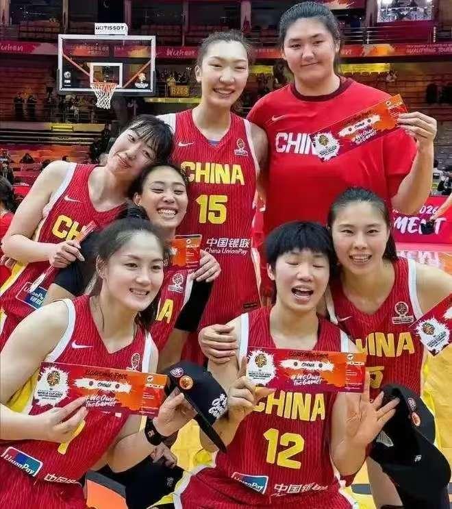 陈凯歌说，自己74了，平时跟老伴陈红在三亚住，暖和、房大、能看海。过年孩子都来，