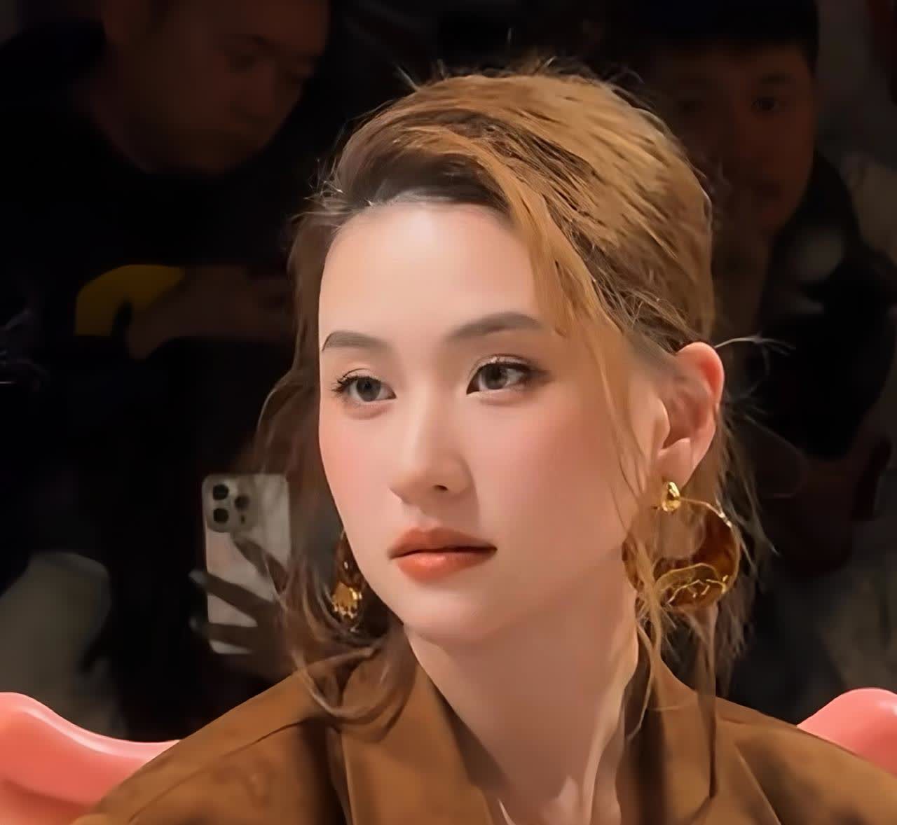 何超莲死守婚姻根本不是旧情难忘，这个三十多岁的豪门千金活得比谁都清醒！窦骁三年砸