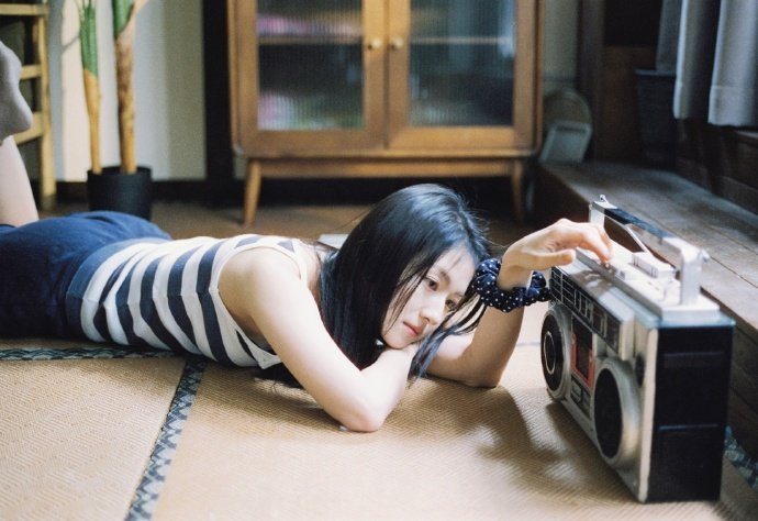 李兰迪复古胶片写真李兰迪复古胶片写真释出居家松弛感拉满，简约穿搭，笑容明媚，自带