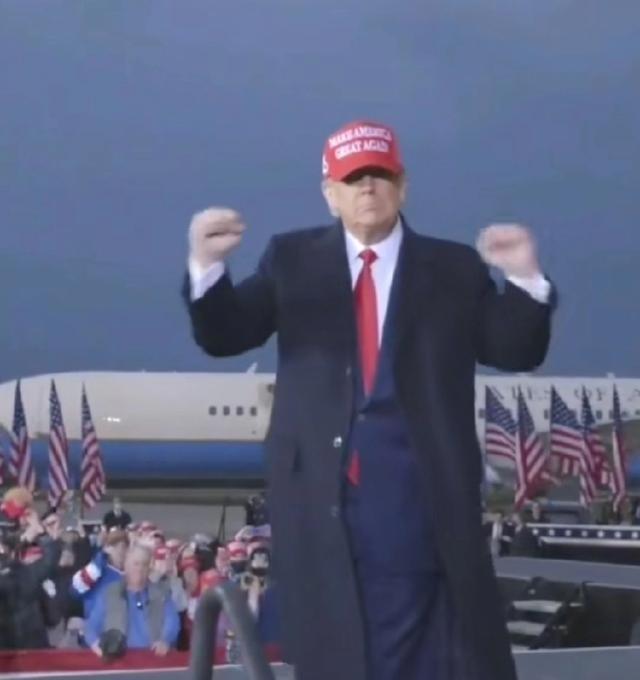 特朗普再次刷新美国政治底线！从未当过兵，也没当过官，就凭一身巨富，硬生生闯进白宫