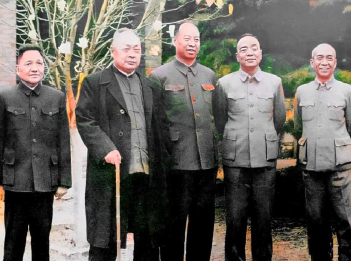 1963年，五位领导合照，中央首长靠边站，陈毅拄着拐杖，站在C位的是谁？气宇不凡