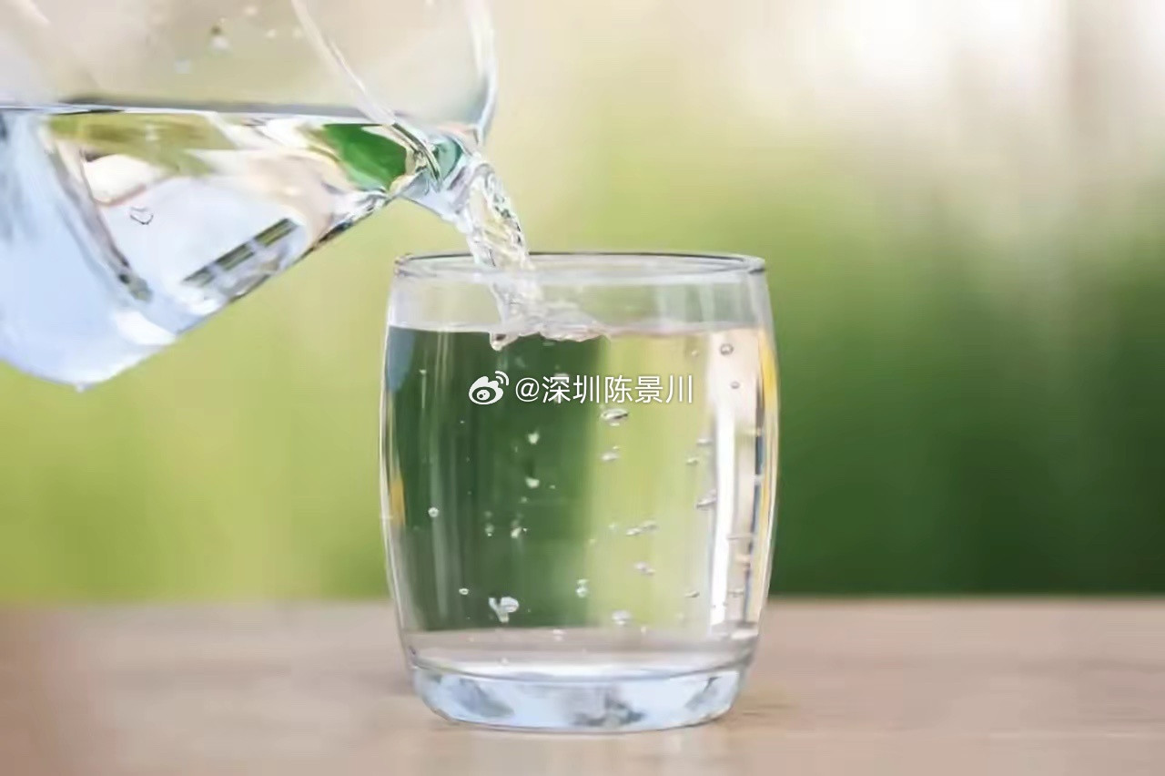 医生发现：每天早起后先喝水的人用不了半年，身体迎来5大改变①肠道先醒，人才能轻