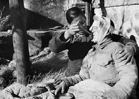 1941年，山东农妇祖秀莲，救活了身中七弹的八路军战士郭伍士。43年后，郭伍士去