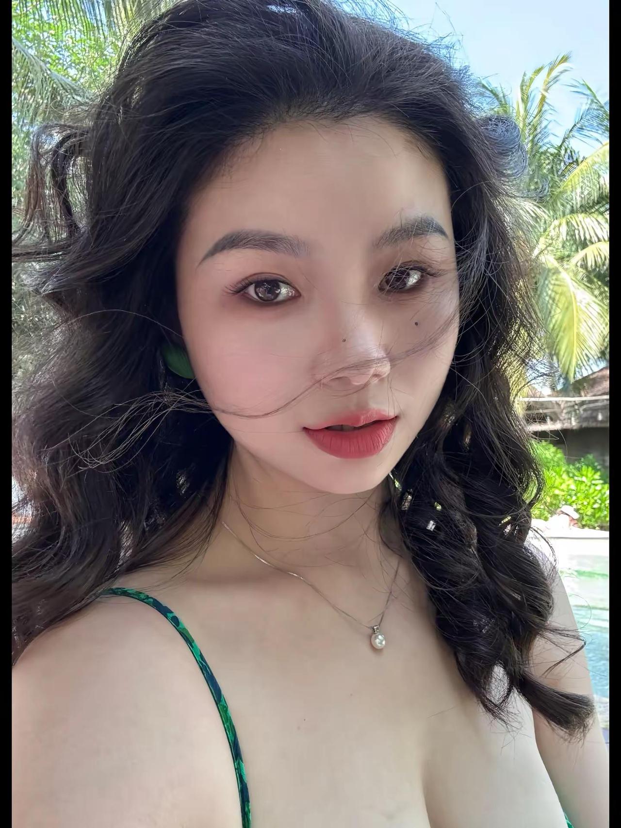 今天是茉莉公主。绿裙子30岁卷发造型