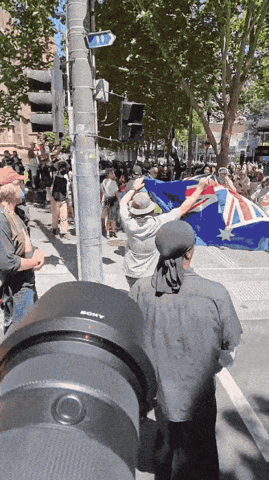 澳大利亚将国将不国了：身披国旗就被当场殴打捅伤，这么仇恨还是分家吧……澳大利亚网