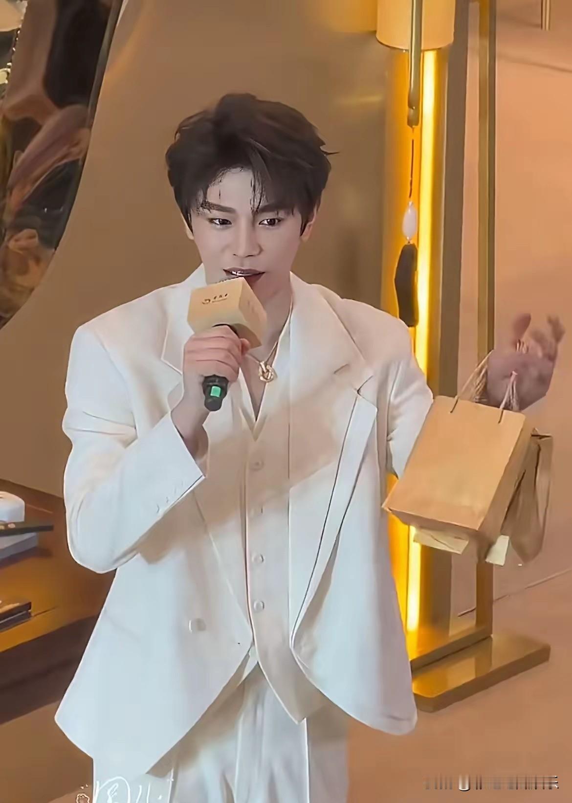 丁禹兮给粉丝送黄金了，狠狠羡慕了！最小克数也有2万多，丁禹兮真的很宠粉，他自掏腰