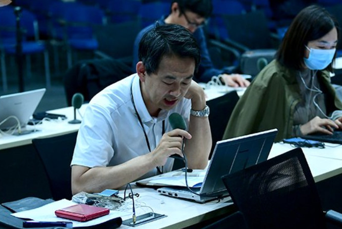 日本记者质问为何歼15锁定F15？中方一句反问，令其当场哑口无言！9日，朝日新闻