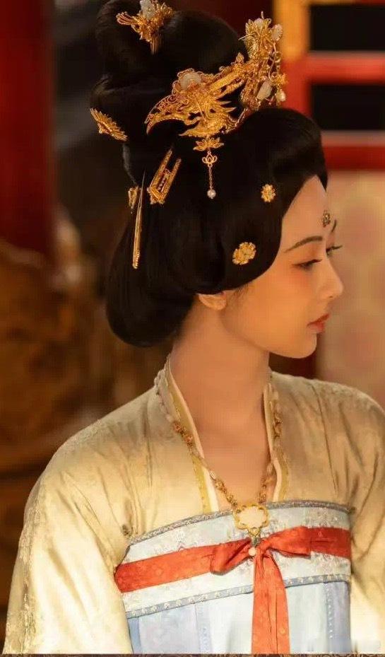 《锦绣芳华》以其优秀品质发行往海外80余个国家。跟随“国剧出海”的大潮，剧中这些