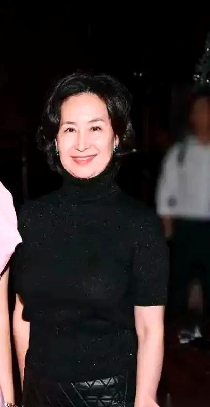 何超琼，赌王家现在真正的话事人，居然给一个14岁的小姑娘让C位。就那么轻轻往旁