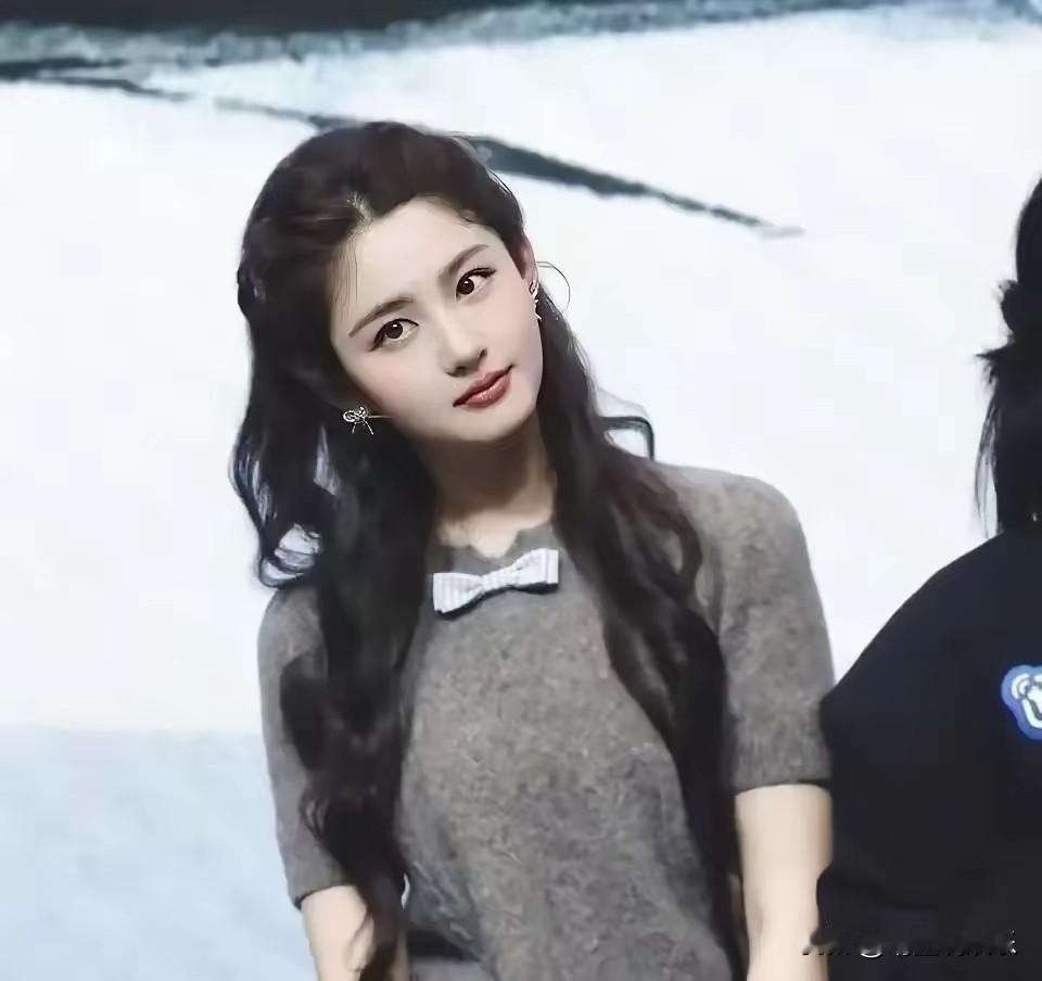 于正还真是好眼光！刚签约的女艺人“撞脸”好多顶流，五官精致立体又不失灵动俏皮