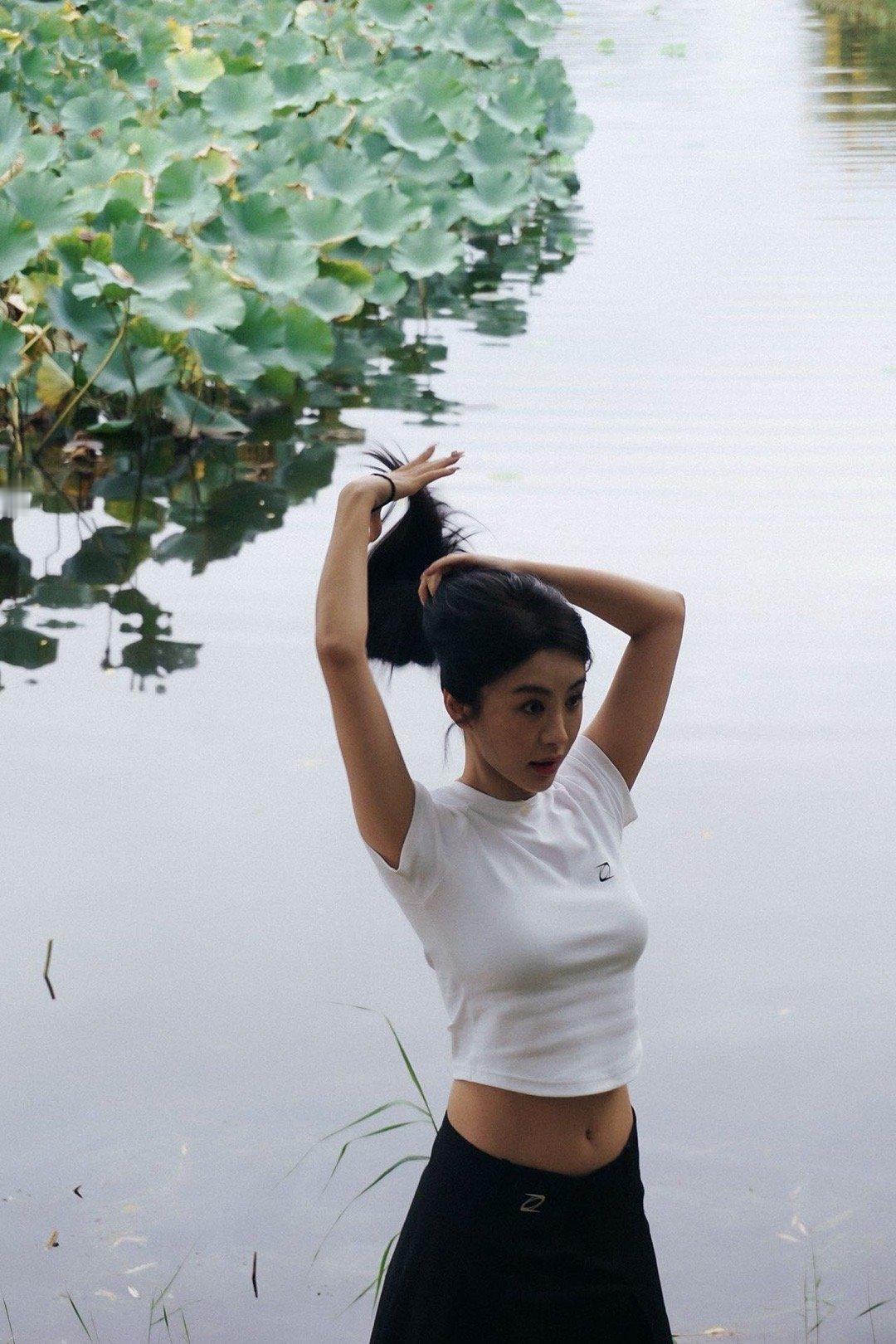 李菲儿溢出屏幕的鲜活感谁被李菲儿的动态图圈粉了？跑起来发丝飞扬，和路边小花互动