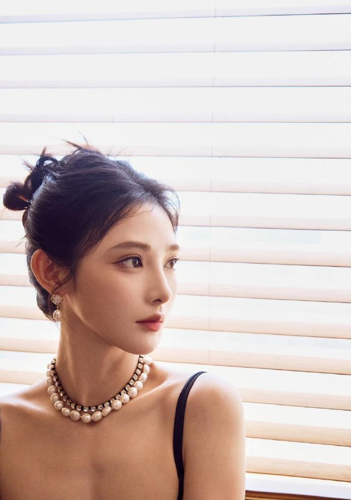 彭小苒这身造型真让人眼前一亮，黑色吊带裙衬得她气质格外高级，随手一拍就是大片既视