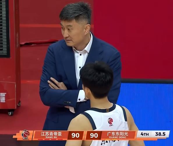 杜锋太难了，好不容易赢下新疆队缓了一口气，没想到转身就被CBA倒数第二的江苏队给