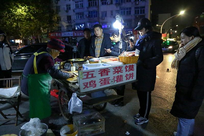 真的看得人后背发凉，就因为10元炸菜没额外加上土豆条，33岁摆摊四年的胡女士直接