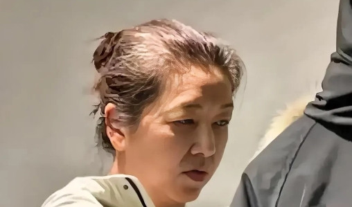 一代女神也老了，终于能大大方方的逛商场，再也不用担心狗仔队了。说起江珊，可以