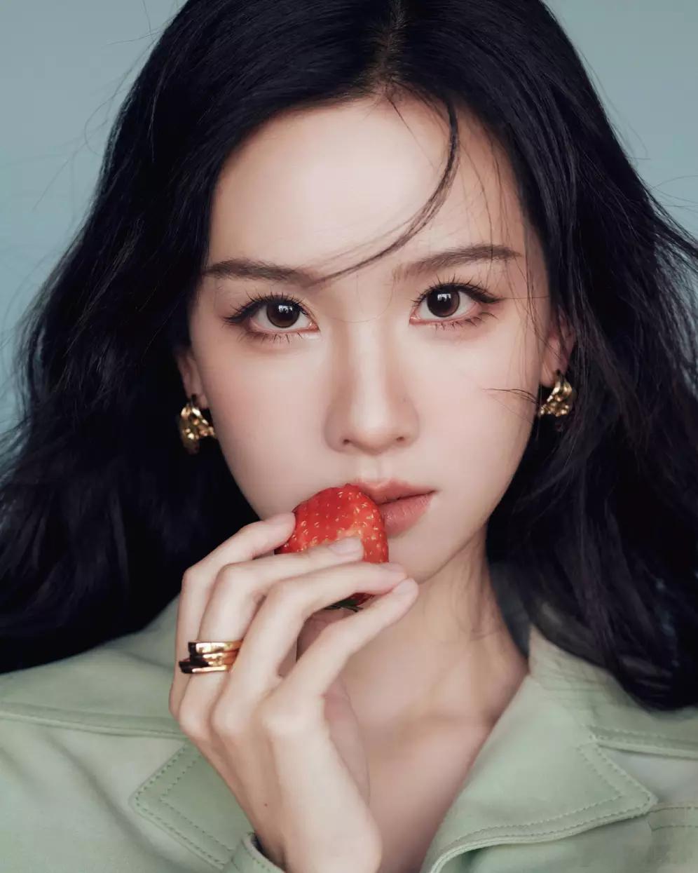 分享娱乐陈都灵穿浅绿外套搭配金饰耳坠温柔甜笑元气又娇俏