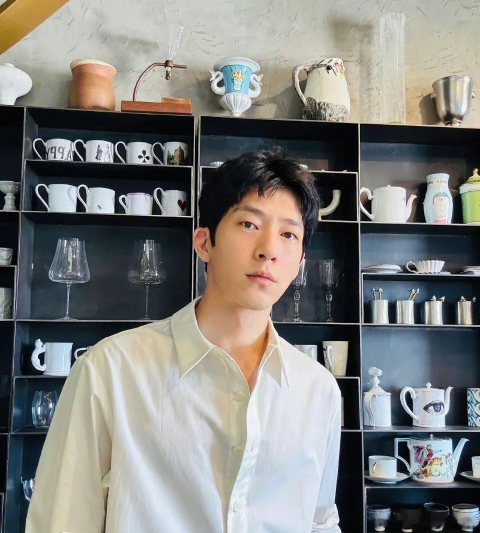 刘雯真是好福气啊！9月15日，忙完《早春晴朗》剧宣，终于有时间好好休息的井柏然，