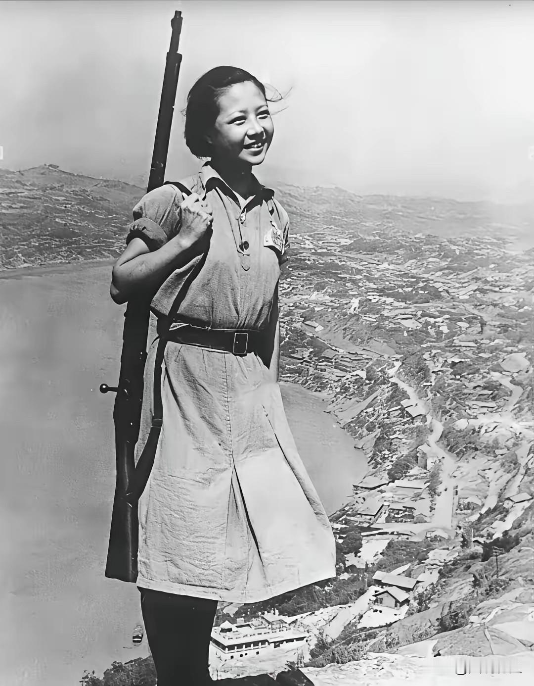 这张珍贵老照片拍摄于40年代的渝中半岛,一位战时服务队女队员在站岗时,留下这张珍