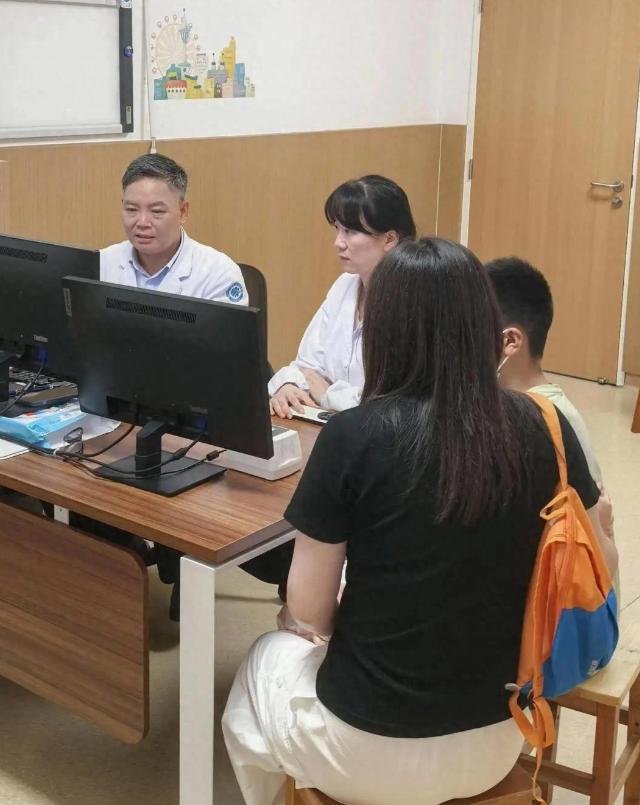 太心疼了！浙江杭州，一13岁男孩从9岁起被偏头痛折磨了整整4年，每次发作疼痛高达
