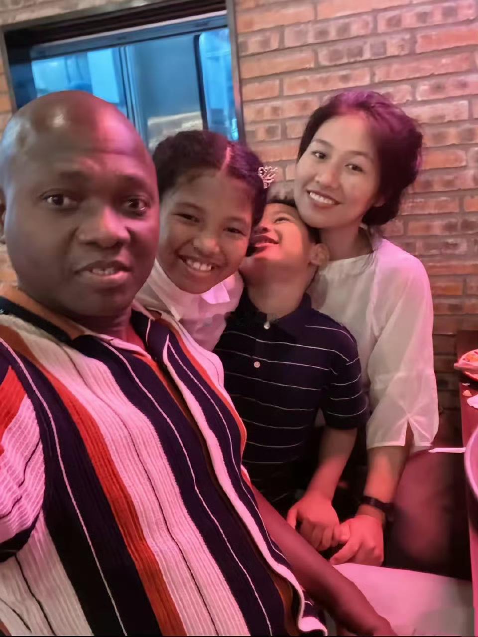 这对中非情侣还是蛮幸福也让人蛮羡慕的，两人结婚12年，生了三个颜值超高的中非混血