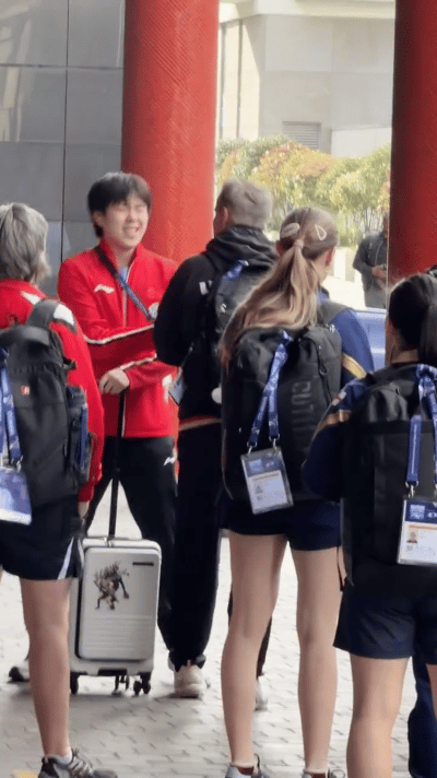 下训，王楚钦和德国主教练握手打招呼，罗斯科夫是真的稀罕王楚钦。也是太稀罕了，