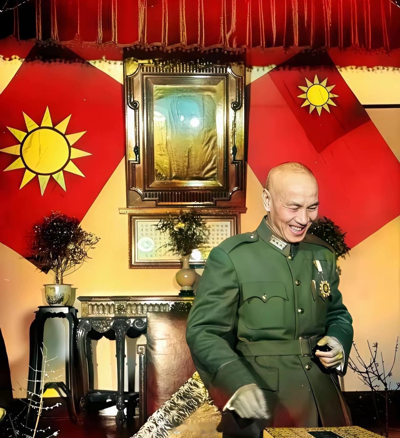 如图，看他笑的多开心啊！日本刚投降，手握四百万大军的蒋介石就迫不及待的忙着打内战