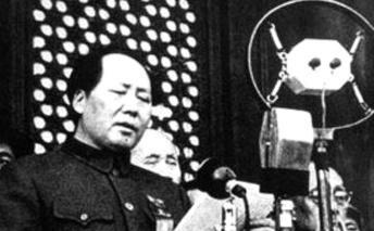 1949年，开国大典上林伯渠高声宣布："请毛主席升旗！"他未曾察觉这句话里藏着一