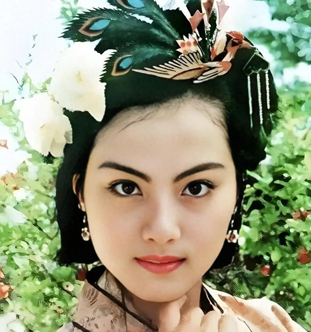 1995年，28岁的乐韵纵身一跃，从13楼窗台跳了下来，她发泄般地狂呼：死了吧！