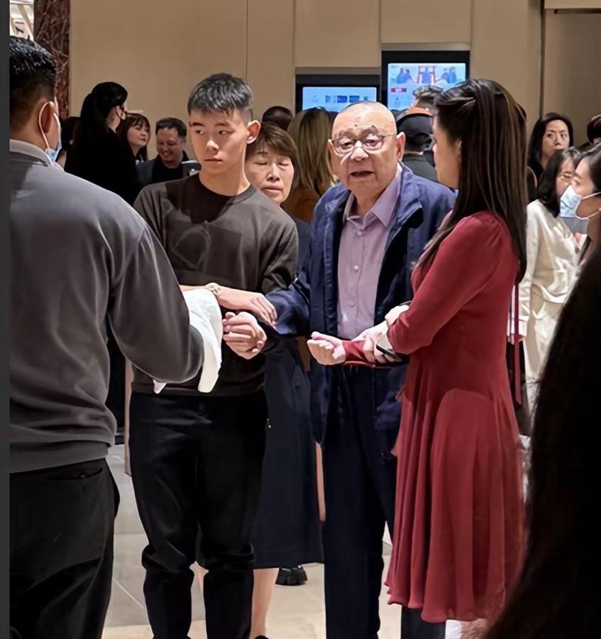 刘銮雄年纪大了，就想着和儿子女儿搞好关系，吕丽君的儿子和他好生疏……吕丽君的儿