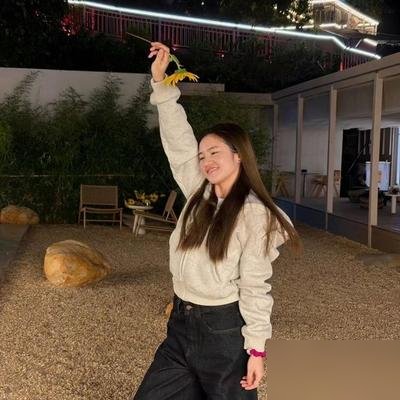 23岁女儿被停掉零花钱，搬出别墅独居，亲妈直播间哭诉她不帮家里看面馆。晋妈亲口承认，网传的别墅、面馆
